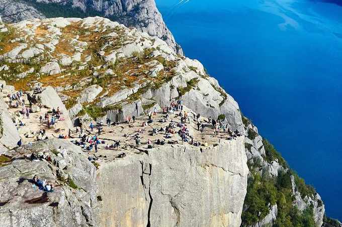 Crop of the clifftop at JPEG quality 45, mostly clean with faint artifacts